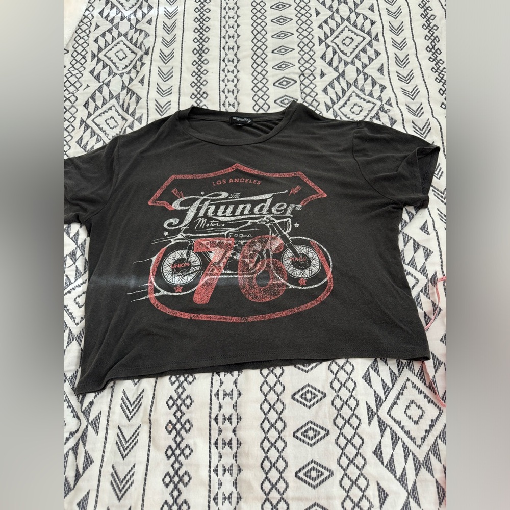 Cropped graphic Tee size small. EUC